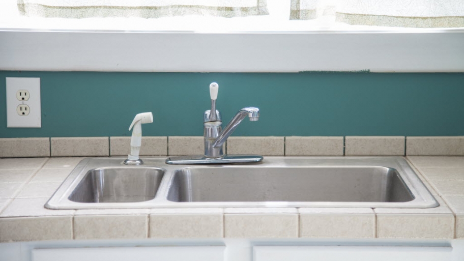 Kitchen sink with spray hose